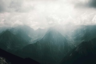 云雾缭绕的壮丽山峦