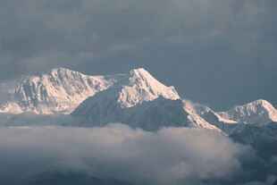 壮丽雪山云海景观