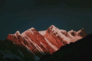 夕阳下的壮丽雪山
