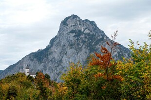 秋日山林中的巍峨山峰