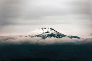 云雾缭绕中的巍峨雪山
