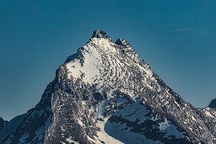 巍峨雪山壮丽景致