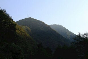 青山叠翠的秀丽山间景色