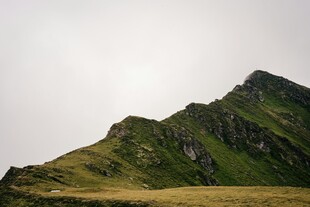 翠绿山峦风景如画