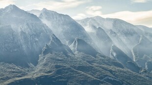 壮丽山景 云雾缭绕之美