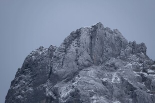 巍峨雪山峻岭