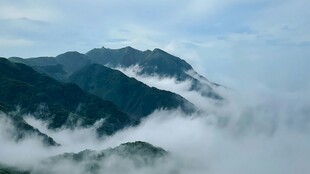 云雾缭绕的壮美山峦