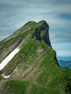 巍峨青山顶覆残雪