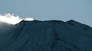 巍峨雪山之巅云雾缭绕