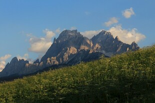 巍峨山峦映蓝天绿草