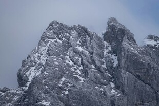 雪覆奇峰