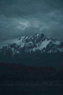 夜幕下的雪山壮丽景观