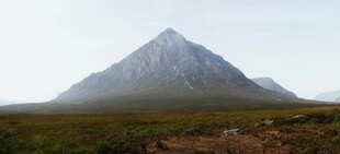 巍峨雪山屹立广袤大地