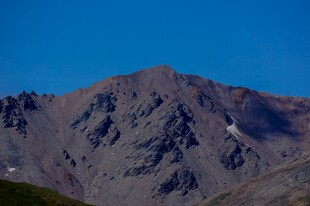 巍峨高山壮丽景致