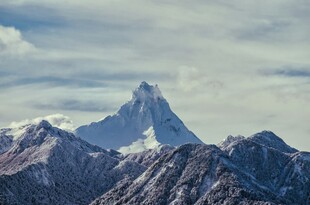 巍峨雪山壮丽景致