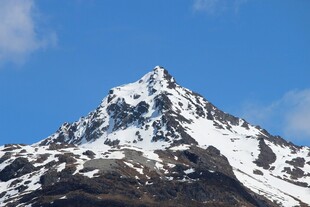 巍峨雪山蓝天相伴