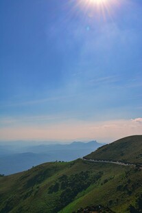 山间晴日美景