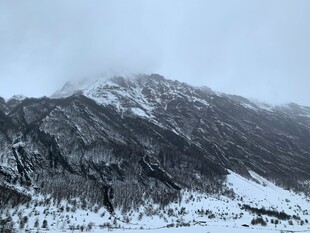 雪覆山峦壮丽景致