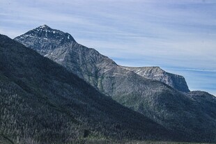 壮丽山峦与天际线景观