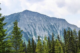 山林间的巍峨山峰