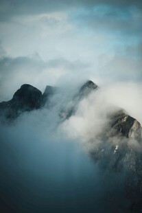 云雾缭绕的壮丽山峦