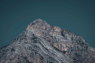 巍峨山峰尽显自然之美