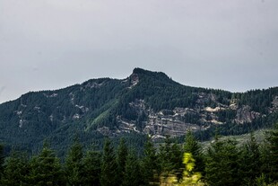 山峦叠翠间的自然景致