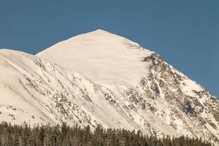 巍峨雪山壮丽景致