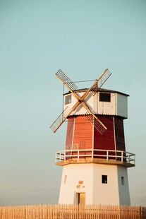 海边红白色风车建筑