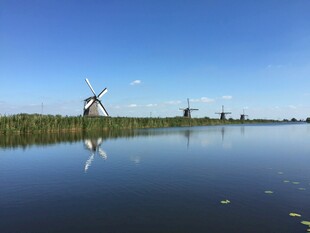 湖畔风车美景