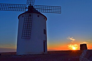 夕阳下的风车美景