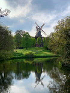 湖畔风车美景