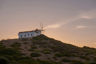 黄昏山丘上的白色小屋