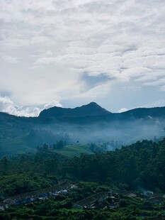 山间云雾缭绕的秀丽景致