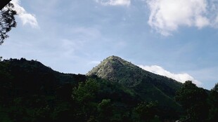 青山之巅蓝天白云美景