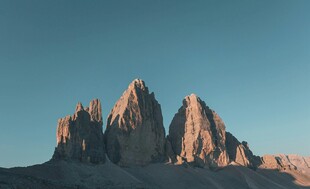 壮丽山峰映蓝天