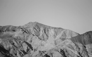 黑白壮丽山脉景观