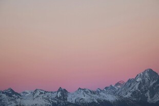 粉霞映雪山美景