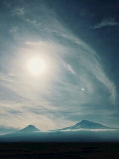 壮丽星空下的远山景观
