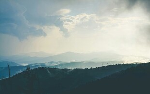山间云海日出壮丽景象