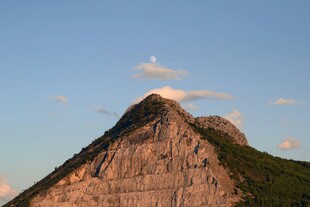 巍峨山峰映蓝天