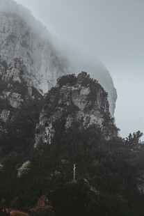 云雾缭绕的巍峨山峰