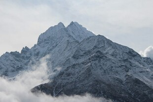 云雾缭绕的巍峨山峰