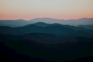 黄昏下的层叠山峦