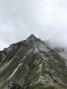 云雾缭绕的巍峨山峰