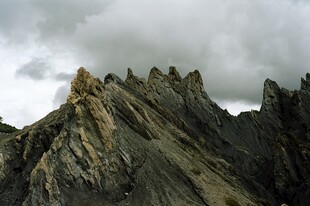 巍峨嶙峋山峰云雾缭绕