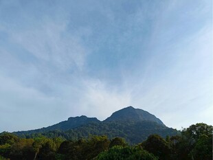 青山蓝天间的秀丽山峦
