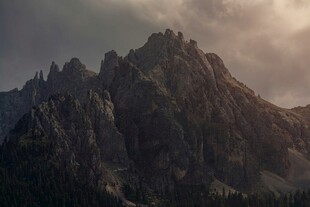 壮丽巍峨的山峰景观