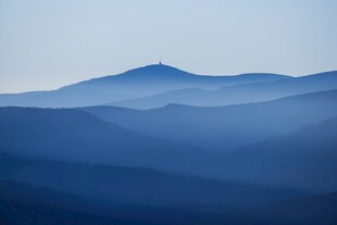蓝调远山风景图