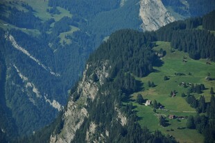 高山绿野间的美丽景致
